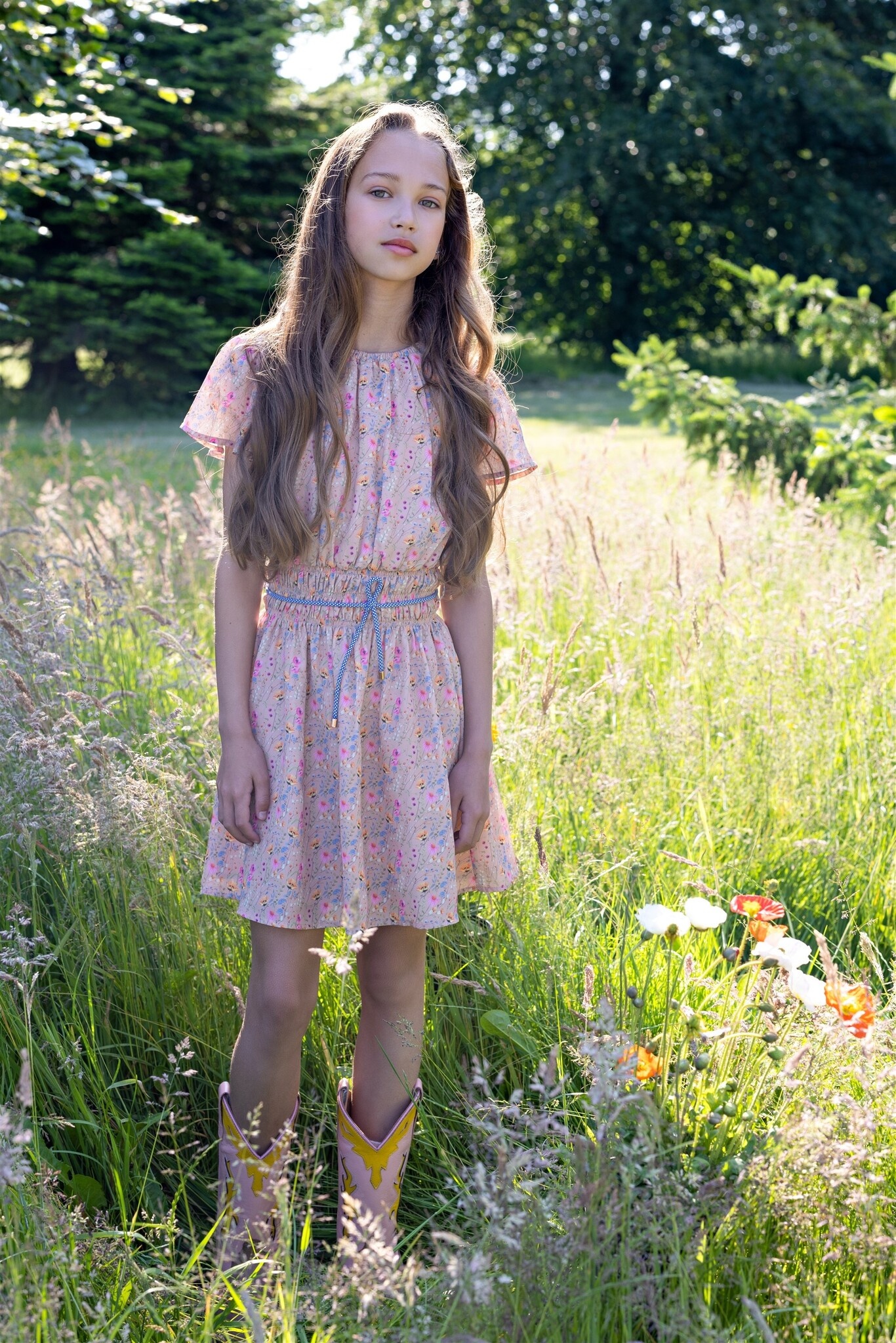 NONO Kleid Mamai in Sand Blush mit Blumen Allover Print