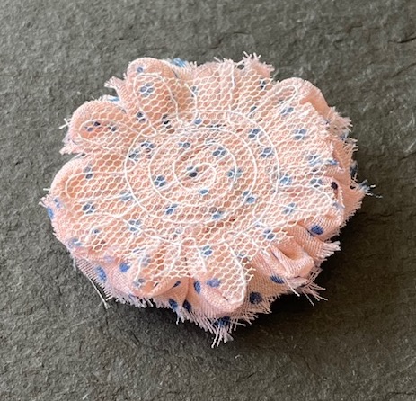 Wowzers Petit Shabby Chic Stoffblume Blüte - Altrosa Gepunktet - 3 Blumen Wowzers Petit Shabby Chic Stoffblume Blüte - Altrosa Gepunktet - 3 Blumen