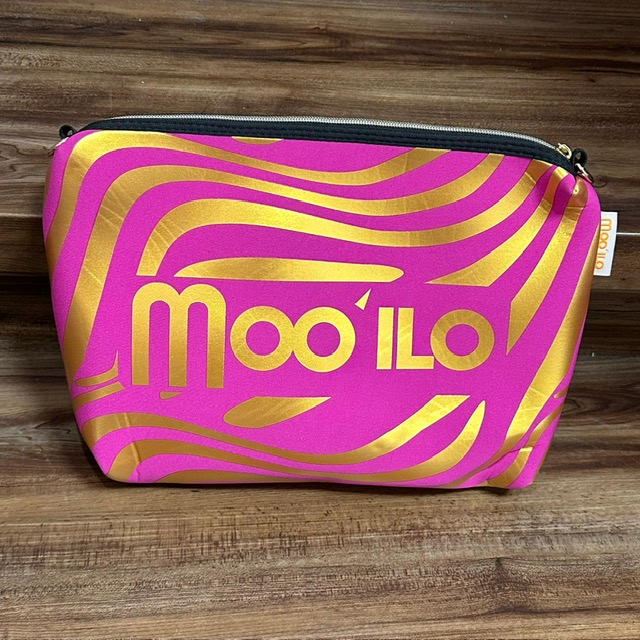 Moo' Ilo Damen Flip Flops mit Strasssteinen in Dora Pink + Neoprene Pink & Gold Zebra Clutch