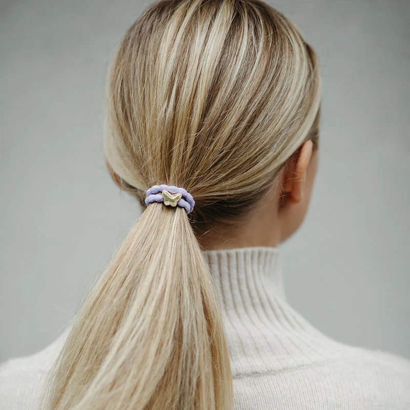 By Eloise Armband/Haargummi mit Charm - Schmetterling auf Flieder By Eloise Armband/Haargummi mit Charm - Schmetterling auf Flieder
