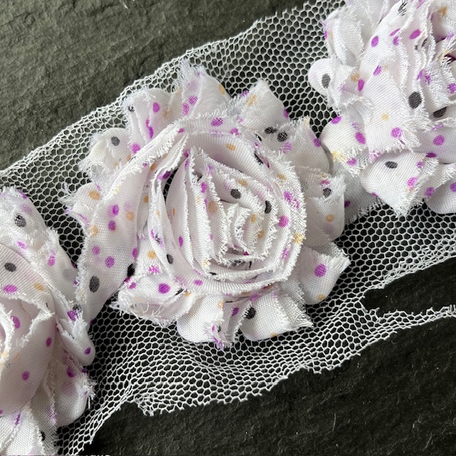Wowzers Shabby Chic Stoffblume Blüte am Band - Lila Confetti Dots - 3 Blumen 