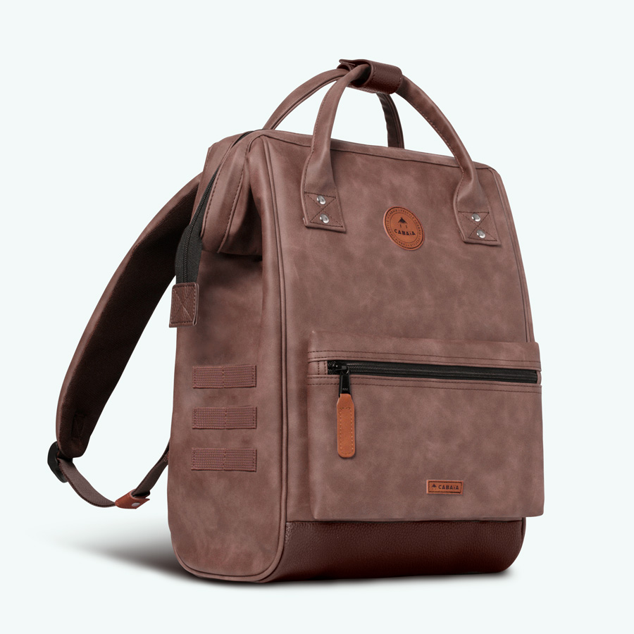 TDM-S22-ADVENTURER-MEDIUM-PAPEETE-3_4FACE-BD Cabaia Rucksack PAPEETE Medium mit Laptop-Fach - Braun