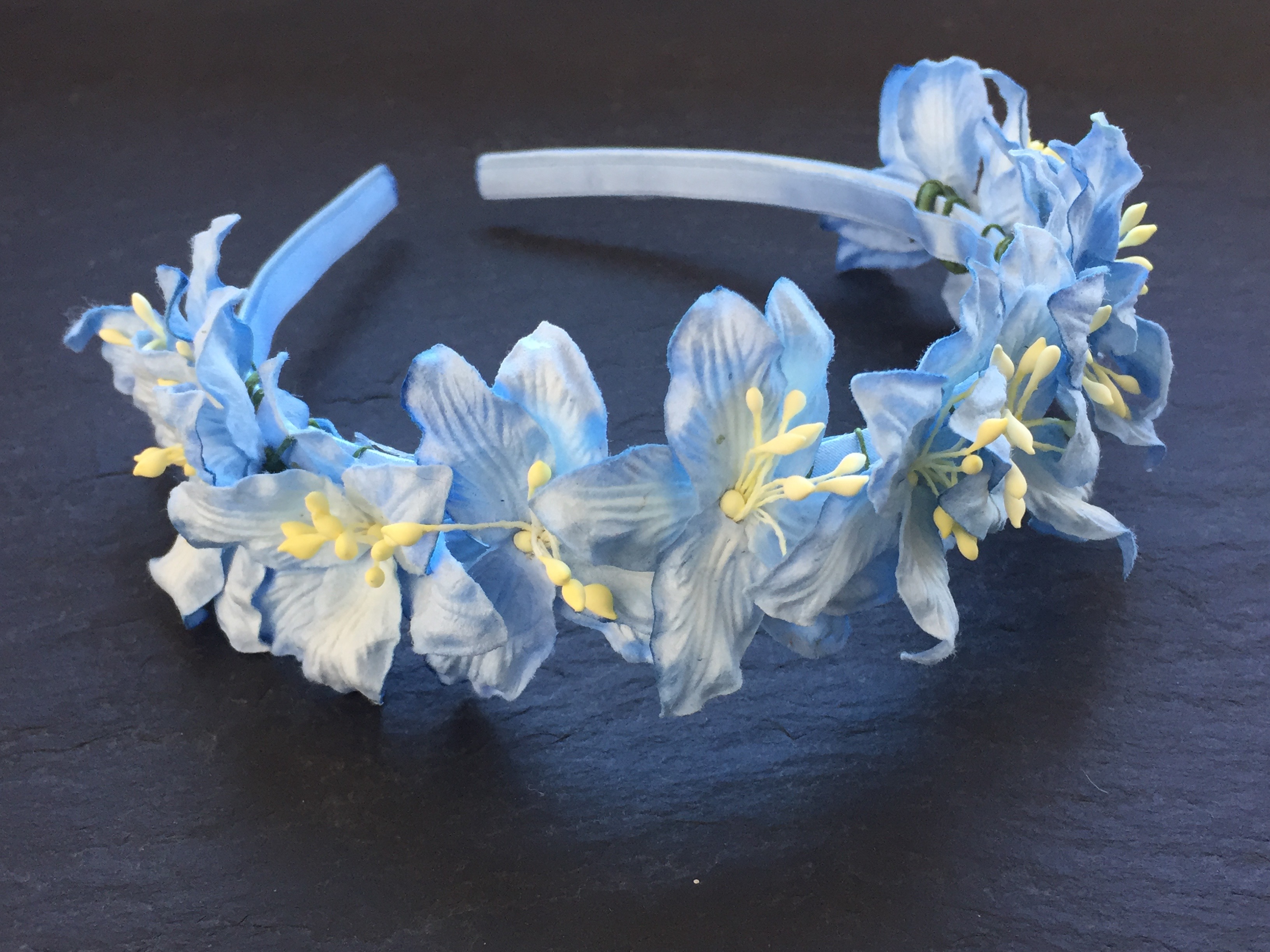 WOWZERS-BLU-TENKRONE-LARGE_POWDER-BLUE Wowzers Blütenkrone - Crown of Flowers - Handgefertigt - Farbauswahl - Große Blüten