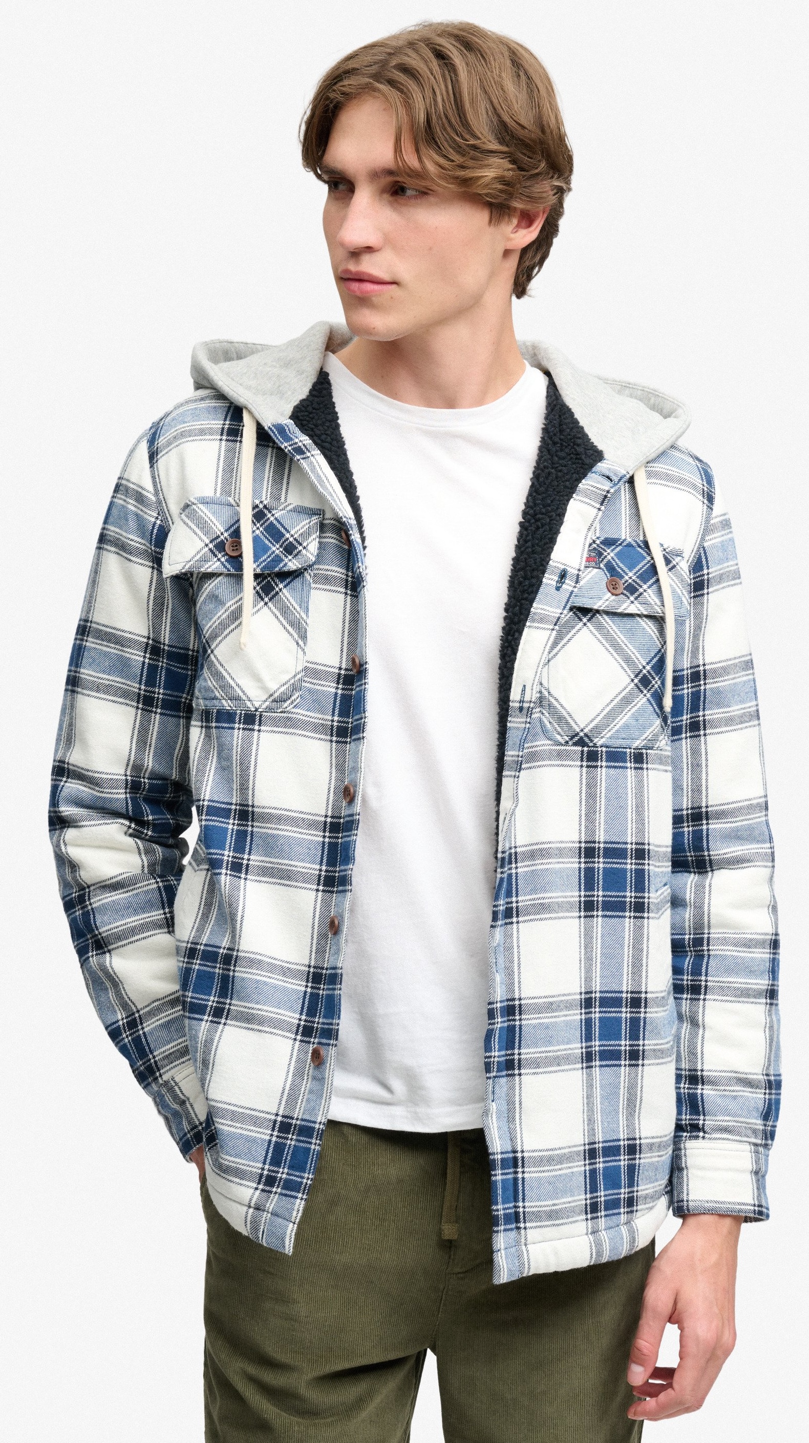 Superdry Herren gefüttertes Overshirt mit Kapuze in Weiß/Blau kariert Superdry Herren gefüttertes Overshirt mit Kapuze in Weiß/Blau kariert