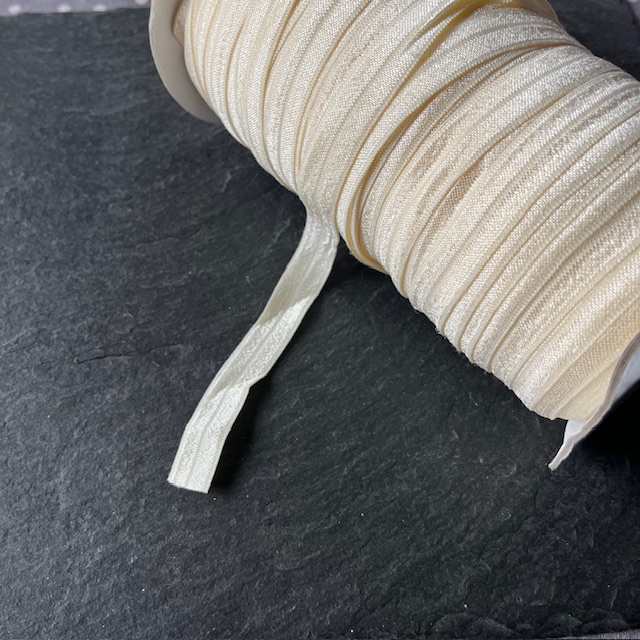 Wowzers Bastelbedarf elastischen Satin Band in Ecru - 1 Meter 