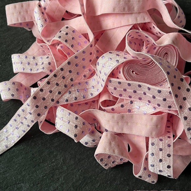 Wowzers Bastelbedarf elastischen Satin Band in Rosa mit Metallic Flieder Punkte - 1 Meter 