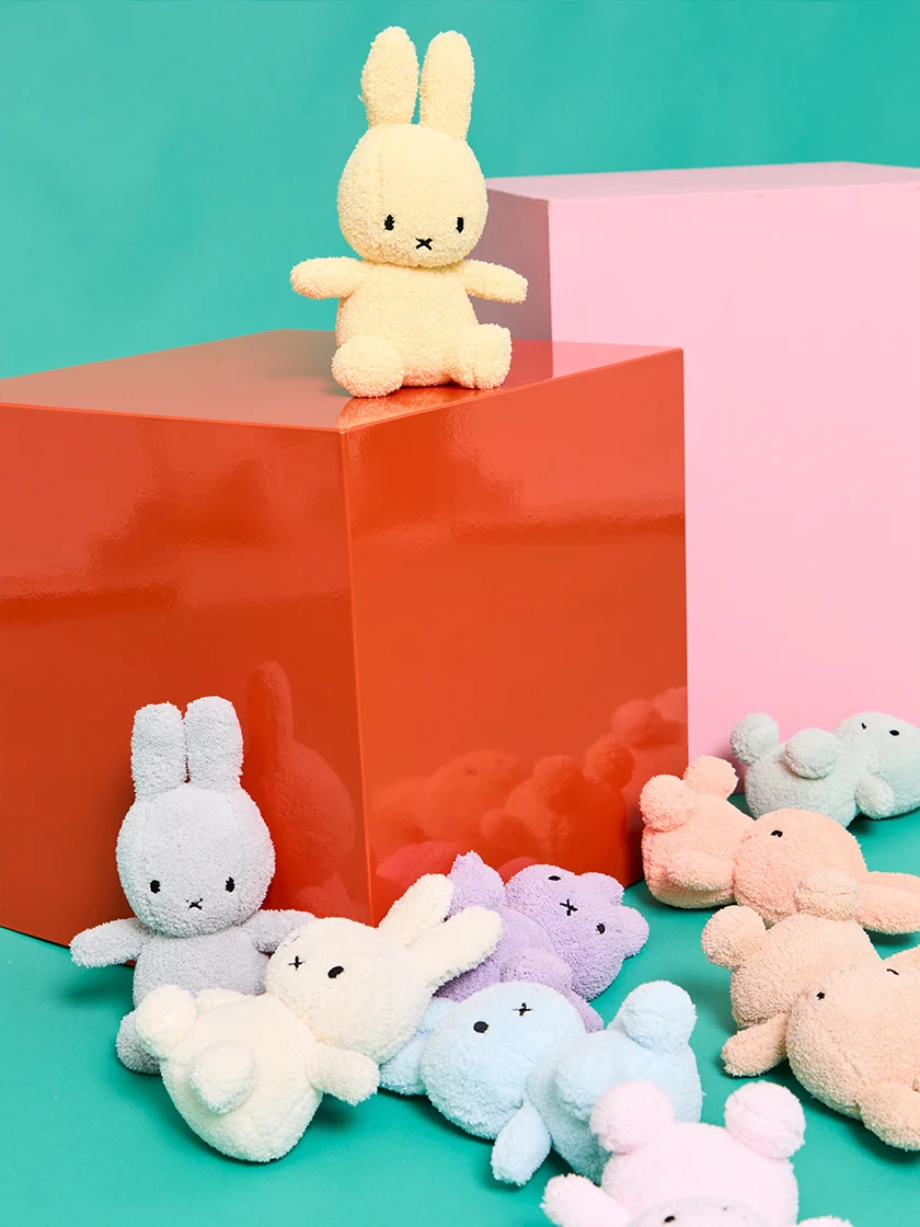 Bon Bon Toys Miffy Sitting Terry Light Pink - Frottee Hellblau - 23 cm Bon Bon Toys Miffy Sitting Terry Light Pink - Frottee Hellblau - 23 cm