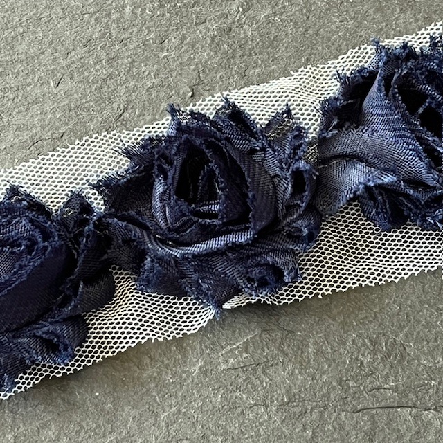 Wowzers Petit Shabby Chic Stoffblume - Navy Blau - 3 Blumen Wowzers Petit Shabby Chic Stoffblume - Navy Blau - 3 Blumen