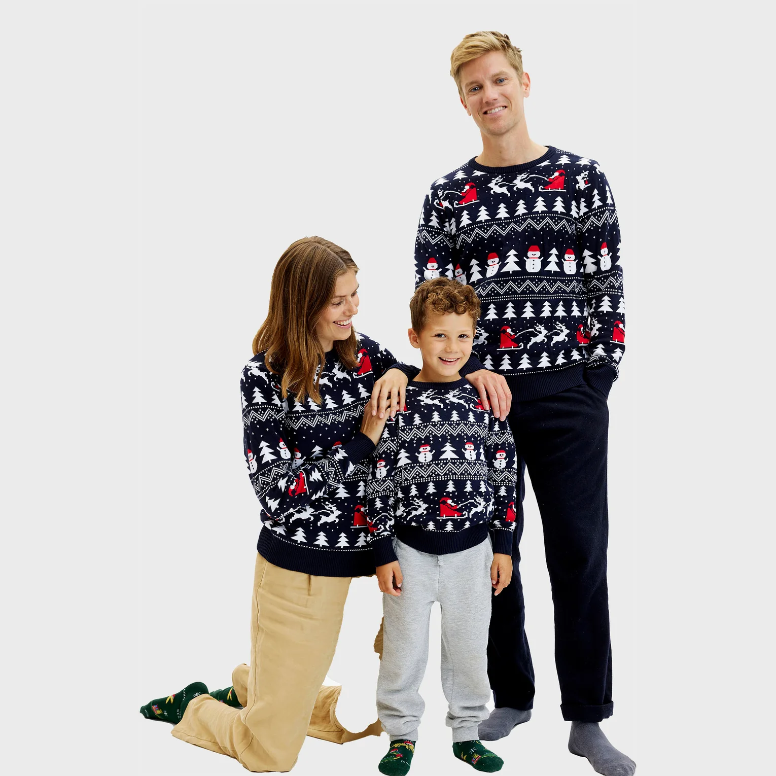 Christmas Sweater Unisex Stillvoller Weihnachtspullover in Marineblau - Schneemänner & Weihnachtsbäume Christmas Sweater Unisex Stillvoller Weihnachtspullover in Marineblau - Schneemänner & Weihnachtsbäume