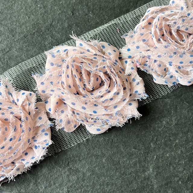 Wowzers Shabby Chic Stoffblume Blüte am Band - Altrosa Gepunktet Blau- 3 Blumen Wowzers Shabby Chic Stoffblume Blüte am Band - Altrosa Gepunktet Blau- 3 Blumen