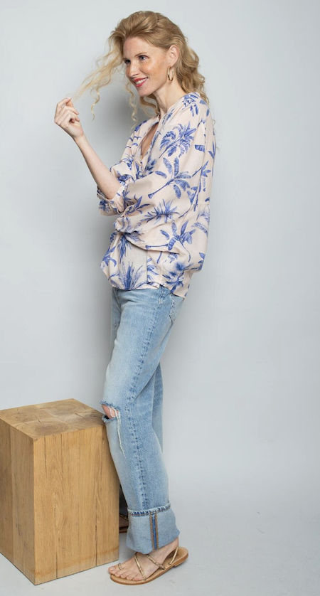 Emily van den Bergh Bluse mit V-Ausschnitt - Beige mit Palmen in Blau Emily van den Bergh Bluse mit V-Ausschnitt - Beige mit Palmen in Blau