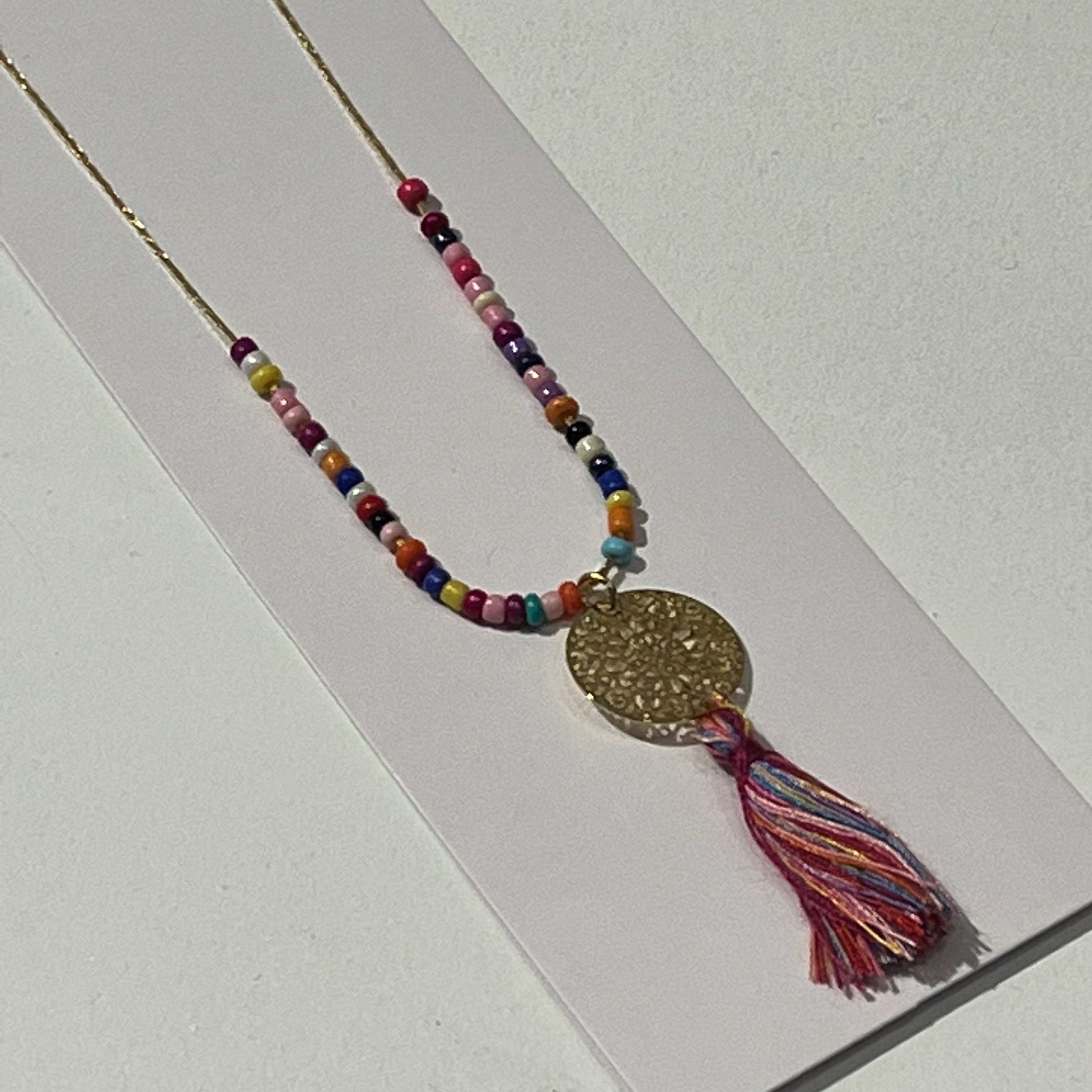 Lumisha Xana Kette mit Medaille & Quaste in Multifarben