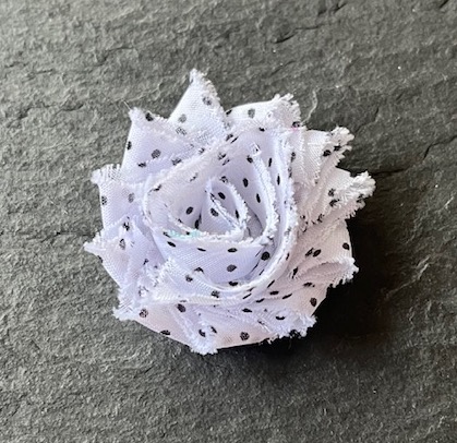 Wowzers Petit Shabby Chic Stoffblume Blüte - Weiß mit Schwarze Punkte - 3 Blumen 