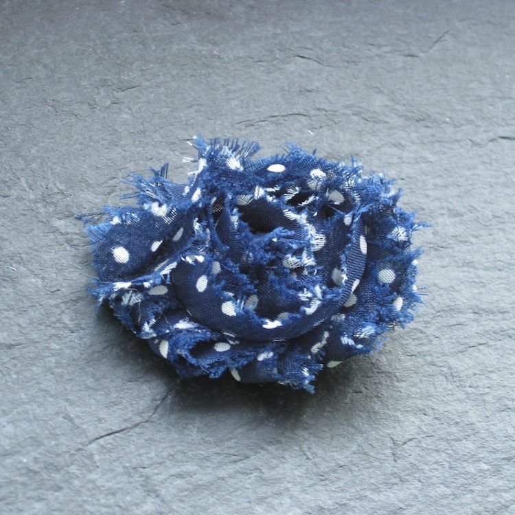 Wowzers Blütenclips - Shabby Chic für Haare & Kleidung - Navy Gepunktet