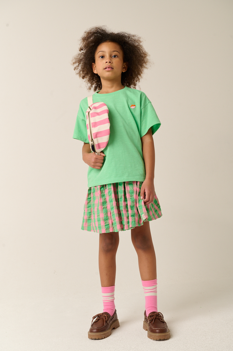 Tumble N Dry Ceara Kurzarm Cropped T-Shirt in Neon Grün mit Kussmund Stickerei Tumble N Dry Ceara Kurzarm Cropped T-Shirt in Neon Grün mit Kussmund Stickerei