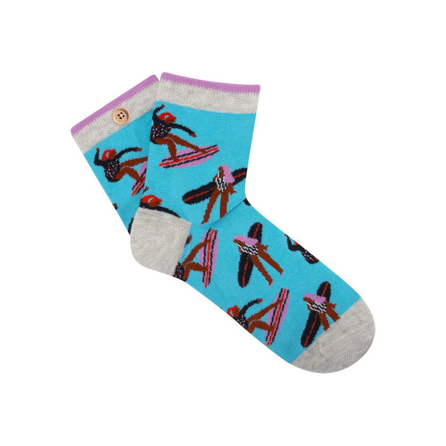 GAC-CABAIA-CHAUSSETTES-SOCKS-WOMEN-ELENA-ET-AUGUSTIN-BLUE-SS22-RGB-BD Cabaia Damen Socken - ELENA & AUGUSTIN - Surfer auf Türkis - SALE