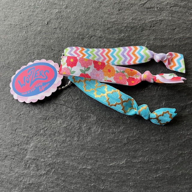 Wowzers Hair Ties Set von 3 Armbänder / Haargummis - Regenbogen Chevron & Retro Blumen