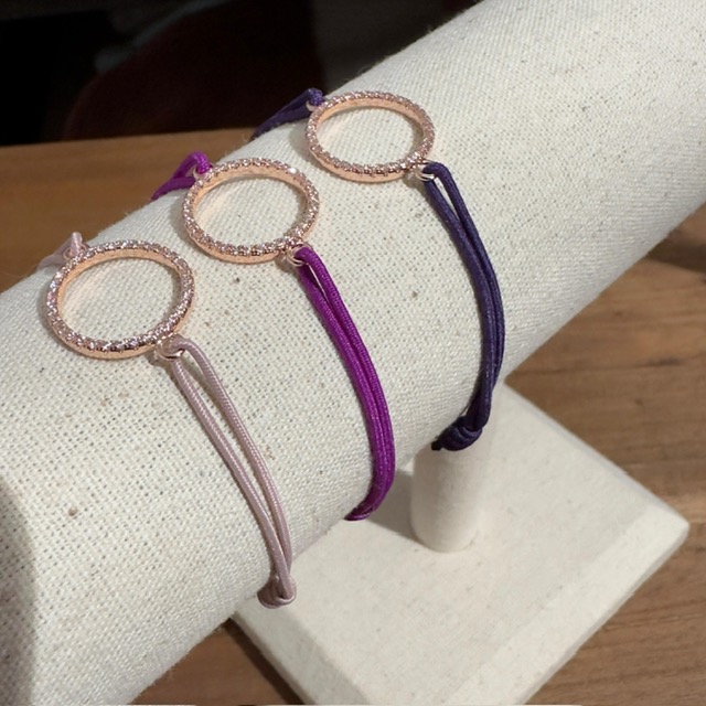 PHOTO-2023-11-07-14-18-12 Lua Circle of Life Armband - Elastisch mit Gold Kreis - Rosa, Orchid & Pflaume