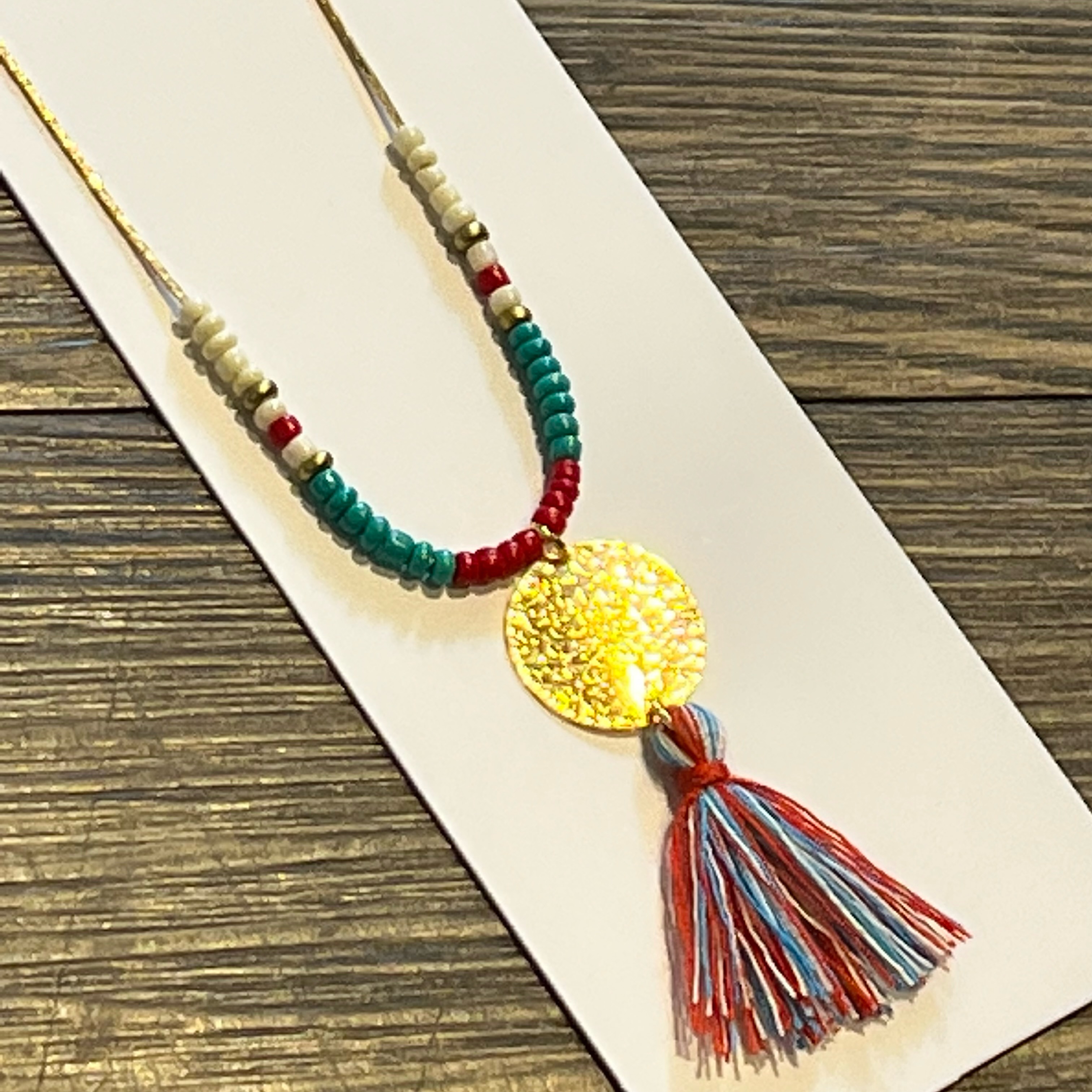Lumisha Xana Kette mit Medaille & Quaste in Türkis, Rot & weiß