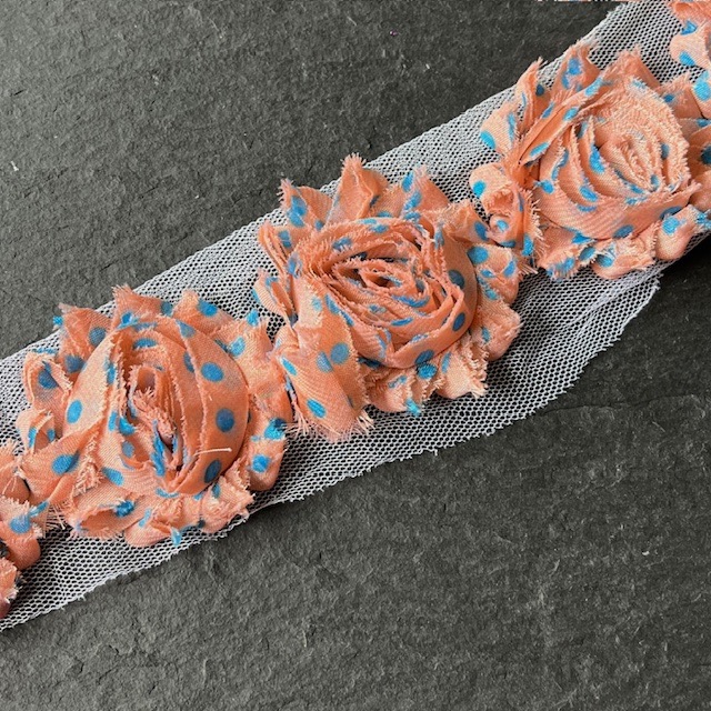 Wowzers Shabby Chic Stoffblume Blüte am Band - Coral Blau Punkte - 3 Blumen Wowzers Shabby Chic Stoffblume Blüte am Band - Coral Blau Punkte - 3 Blumen