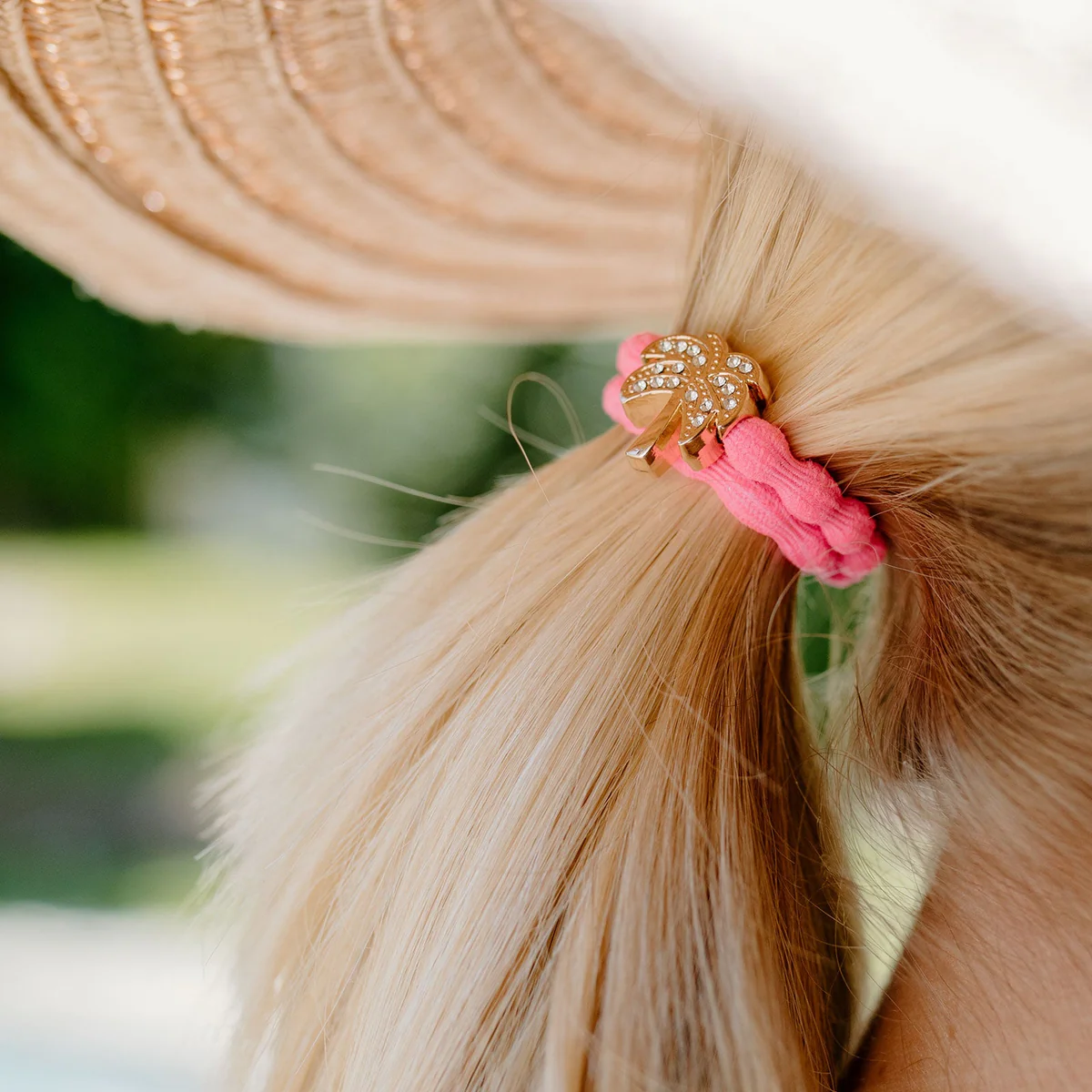 By Eloise Armband/Haargummi mit Charm - Strass-Palme auf Neon Pink By Eloise Armband/Haargummi mit Charm - Strass-Palme auf Neon Pink