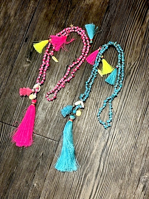 Modeschmuck mit Steinen und Quasten in Türkis oder Pink