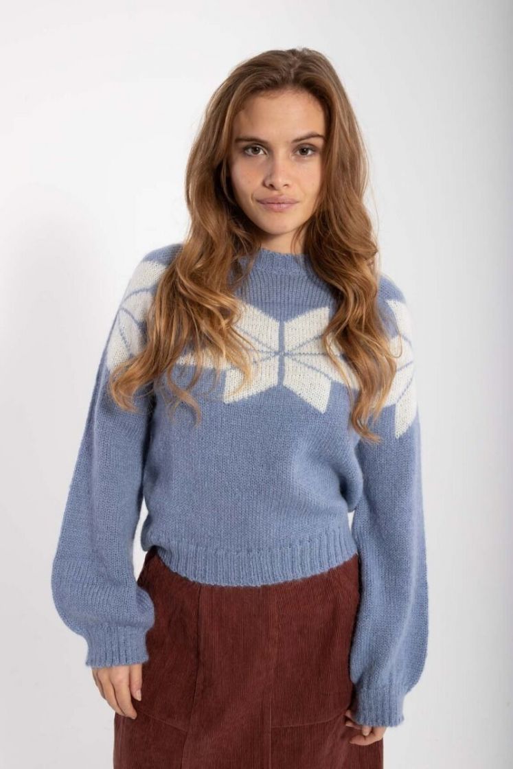 danefae_ladies_fw2022_23-292 Danefae Pullover Danefantastic Flakes Sweater in Hellblau/Weiß - SALE