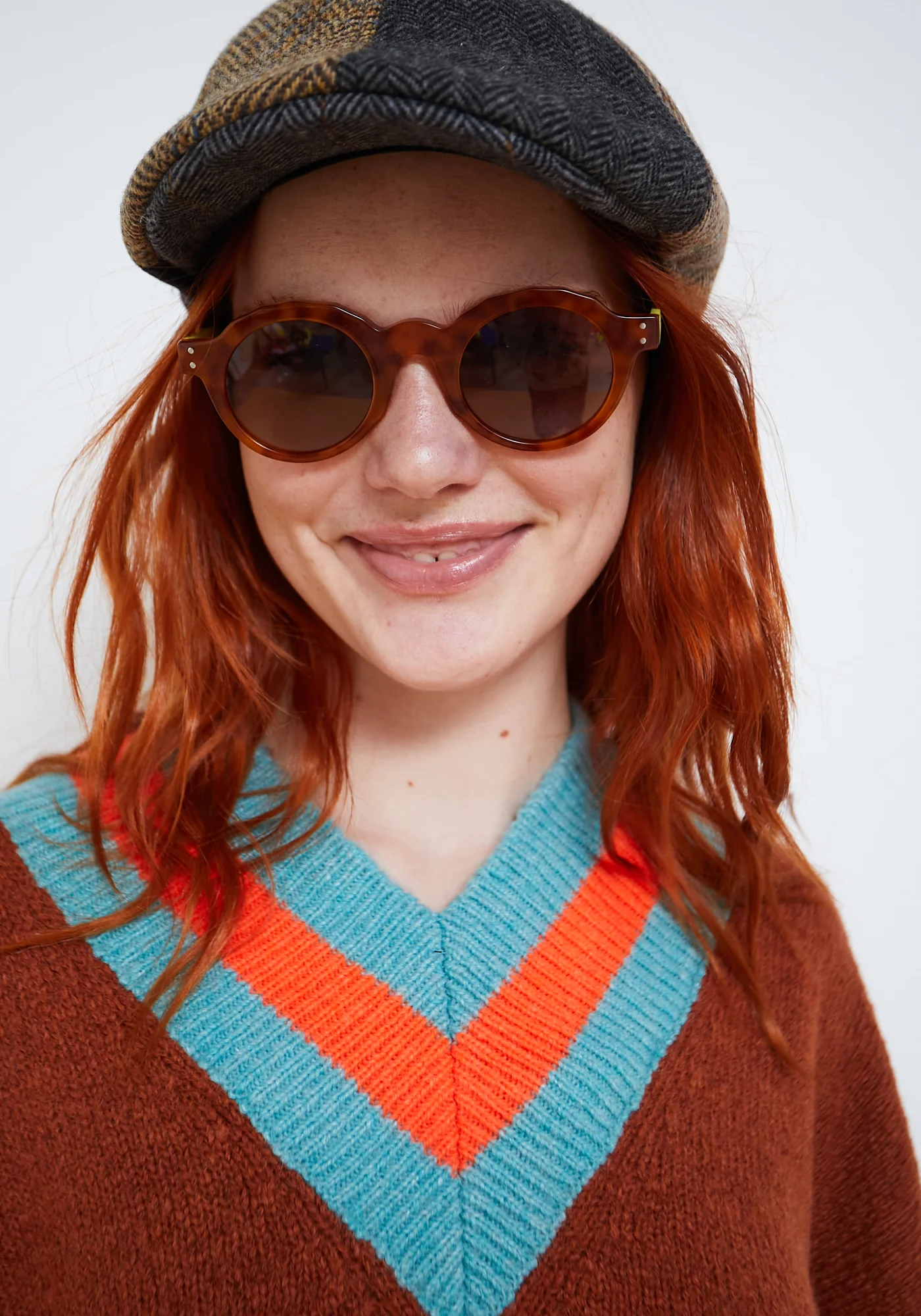 Dr Bloom Hug Pullover in Braun & Hellblau - Oversized Strickpulli mit V-Ausschnitt Dr Bloom Hug Pullover in Braun & Hellblau - Oversized Strickpulli mit V-Ausschnitt