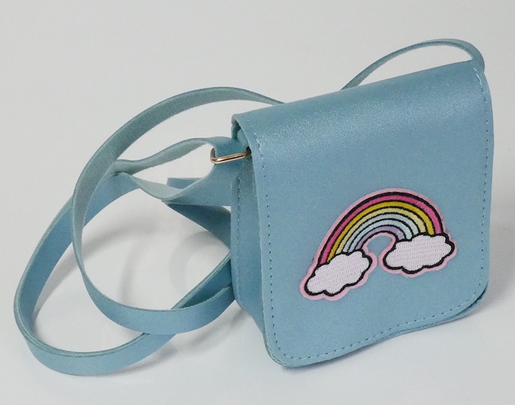 wEwYB8BK0ROYfs KisMe Umhängetasche Kunstleder in Hellblau Metallic - Regenbogen