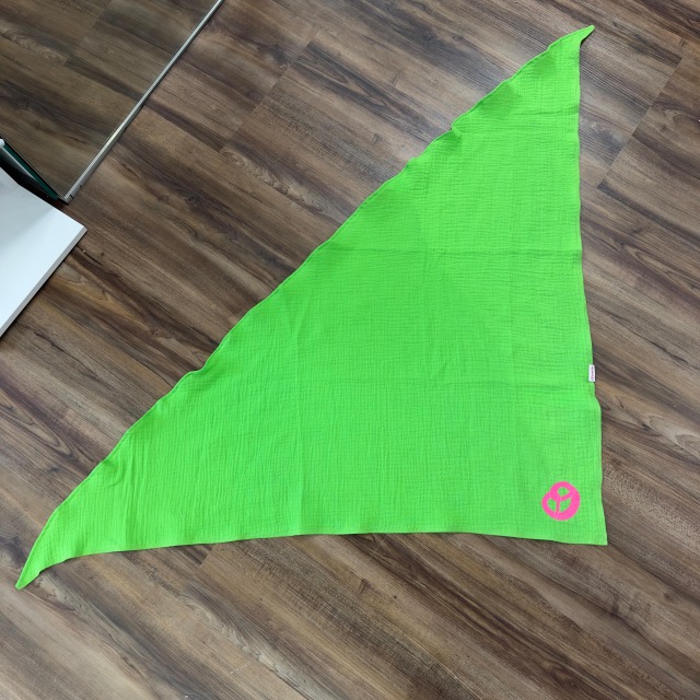 P. Eisenherz Musselin Tuch Neon Grün mit Breze - Large P. Eisenherz Musselin Tuch Neon Grün mit Breze - Large