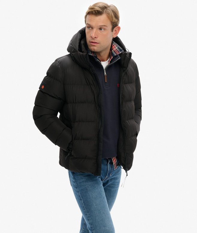 Superdry Sports Steppjacke mit Kapuze in Schwarz Superdry Sports Steppjacke mit Kapuze in Schwarz