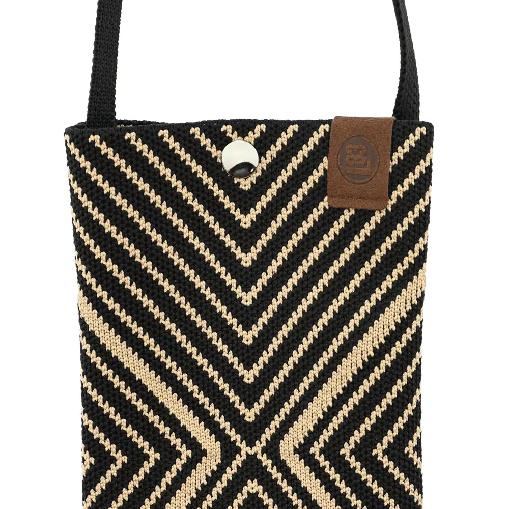 LOT83 Charlie Gestrickte Handytasche mit Druckknopf - Schwarz & Beige Zick Zack Muster
