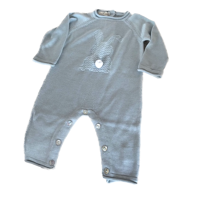 Maglificio di Verona Strick Baby-Strampler aus reinem Eukalyptusholz – kleines Häschen in Blau