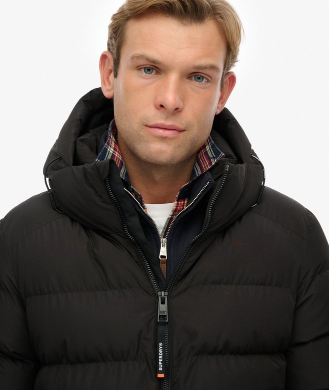Superdry Sports Steppjacke mit Kapuze in Schwarz Superdry Sports Steppjacke mit Kapuze in Schwarz