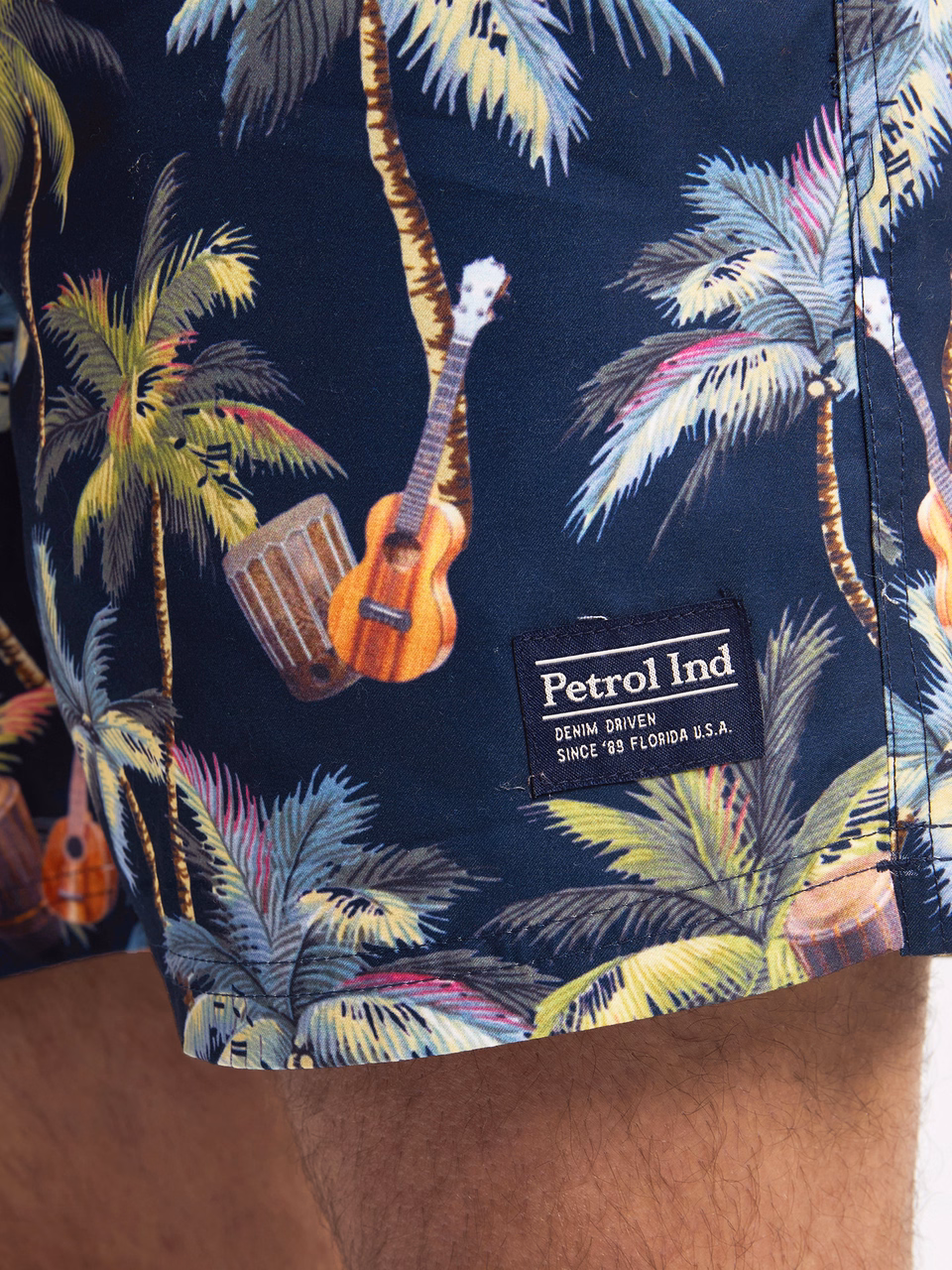Petrol Industries Herren Badehose Swimshort mit Hawaii Muster 