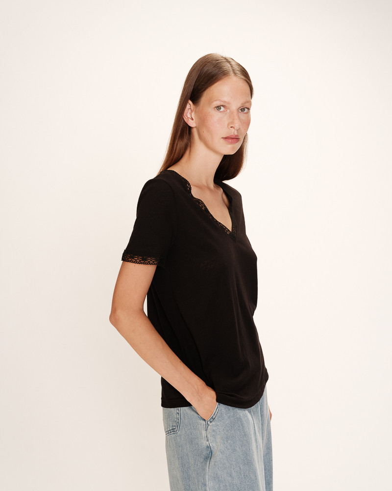 Grace & Mila Rome T-Shirt Noir in Schwarz mit V-Ausschnitt & Spitze