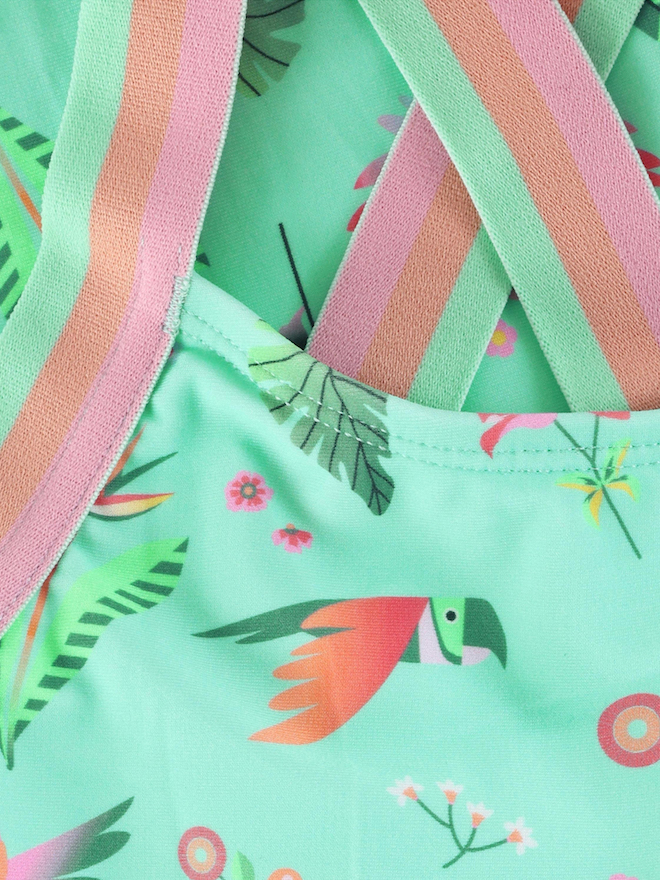 Color Kids Badeanzug in Grün mit breiten elastischen Bänder und Blumenmuster Color Kids Badeanzug in Grün mit breiten elastischen Bänder und Blumenmuster