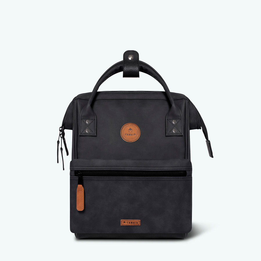 TDM-S22-ADVENTURER-SMALL-LE-HAVRE-FACE-POCHETTE-1-BD Cabaia Rucksack LE HAVRE Small (mit Laptop-Fach) - Schwarz