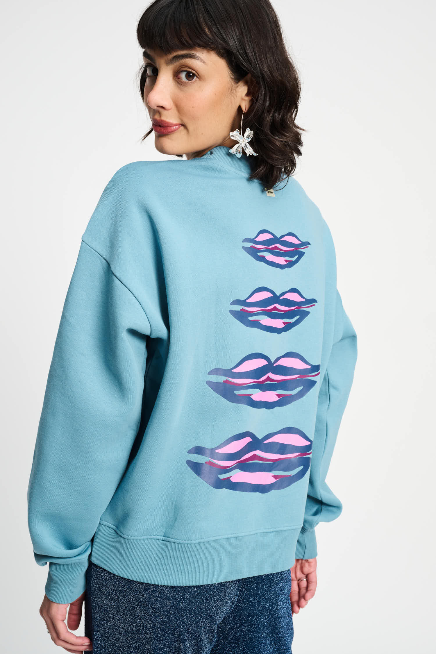 POM Amsterdam Sweatshirt in Dusty Blau - Kussmund Lippen