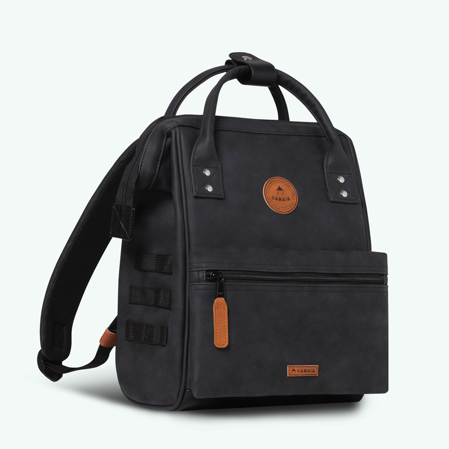 TDM-W22-ADVENTURER-SMALL-LE-HAVRE-3-4-FACE-POCHETTE-1-BD Cabaia Rucksack LE HAVRE Small (mit Laptop-Fach) - Schwarz