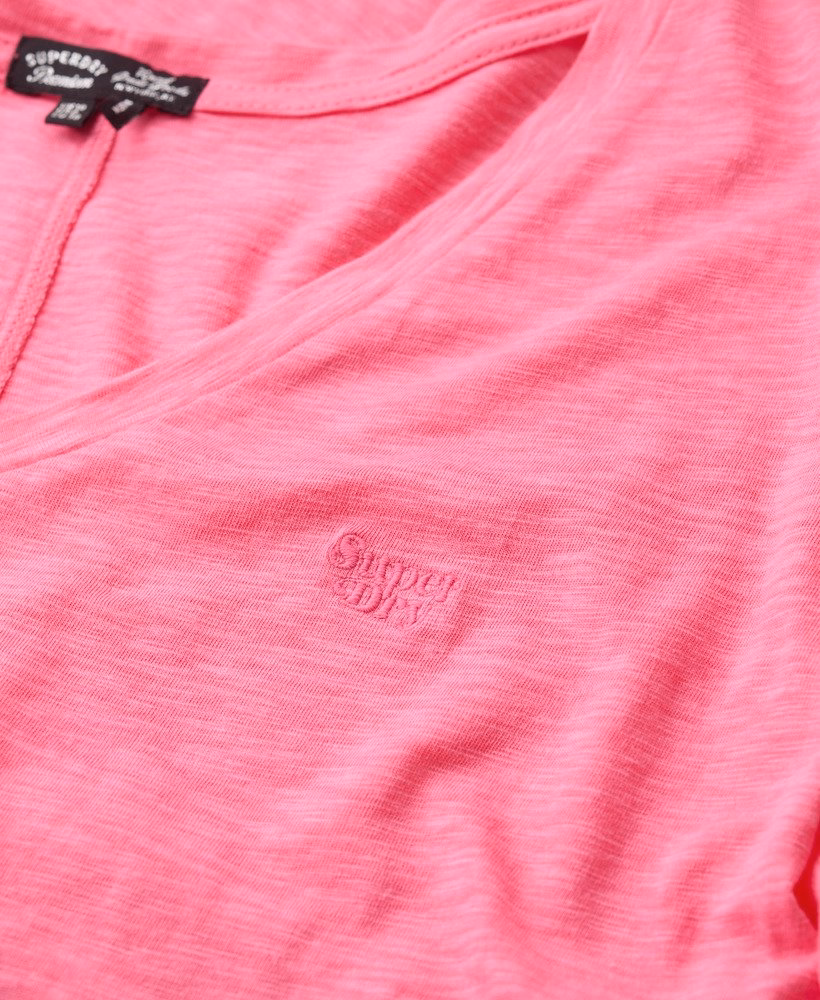 Superdry Damen T-Shirt mit V-Ausschnitt und Stickerei in Azaela Pink Superdry Damen T-Shirt mit V-Ausschnitt und Stickerei in Azaela Pink