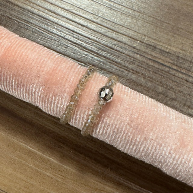 PHOTO-2023-11-07-12-45-22 Lua Elastisches Ring - Taupe Steine mit Silber Perle