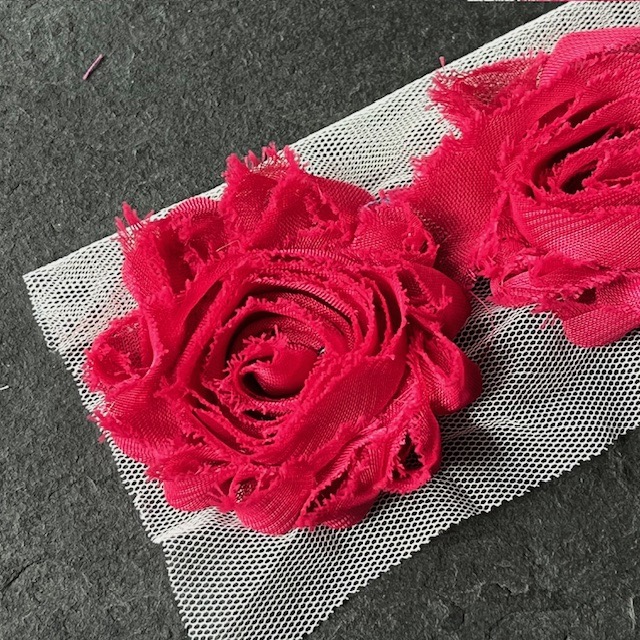 Wowzers Shabby Chic Stoffblume Blüte am Band - Cranberry Rot - 3 Blumen Wowzers Shabby Chic Stoffblume Blüte am Band - Cranberry Rot - 3 Blumen