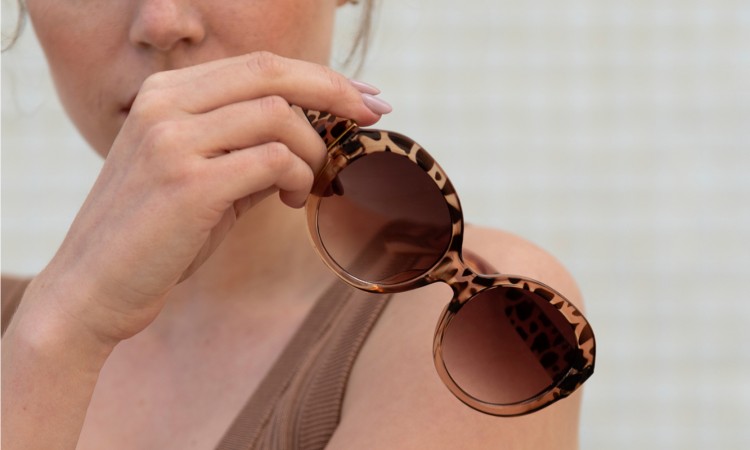 Charly Therapy Sonnenbrille mit Etui - JACKIE O. MACCHIATO