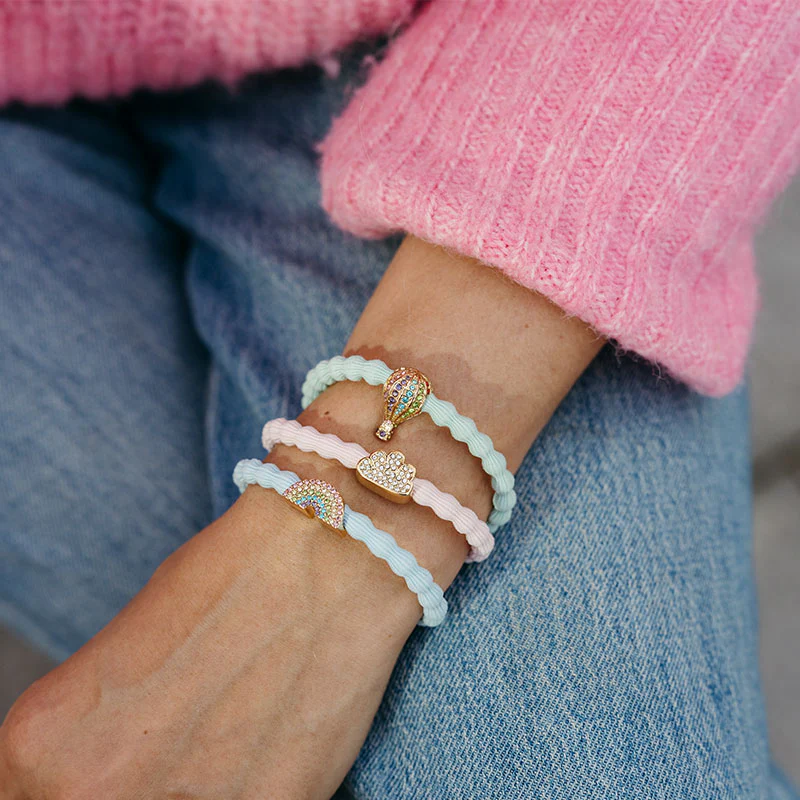 By Eloise Armband/Haargummi mit Charm - Regenbogen Strass Luftballon auf Mint