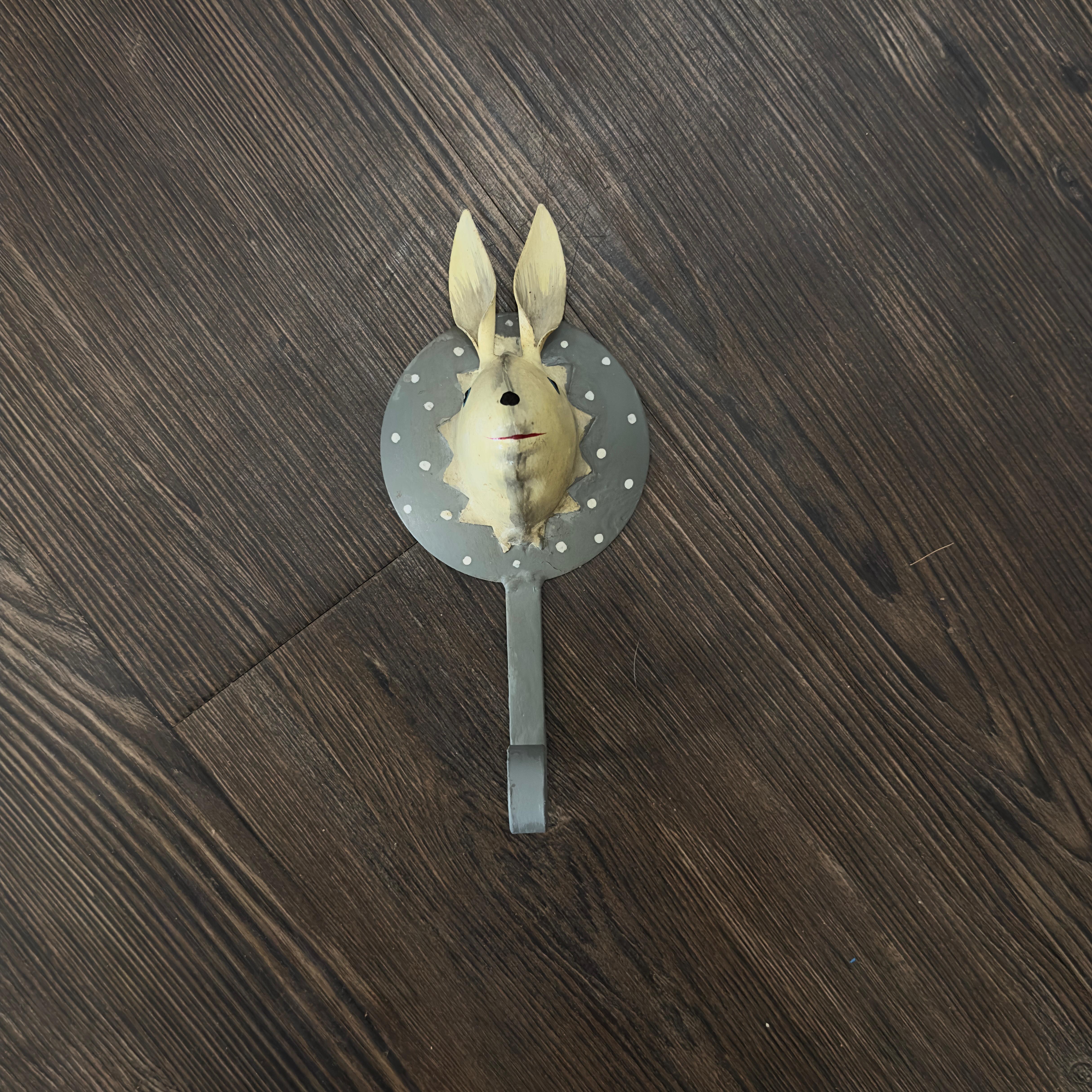 Pape Kunstgewerbe Wandhaken - Hase auf Grau/Weiß gepunktet