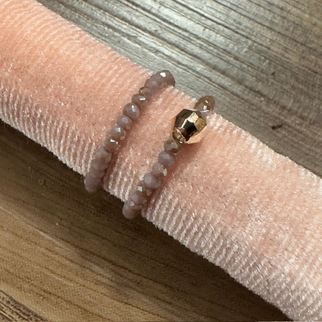 Lua Elastisches Ring - Taupe Steine mit Roségold Perle