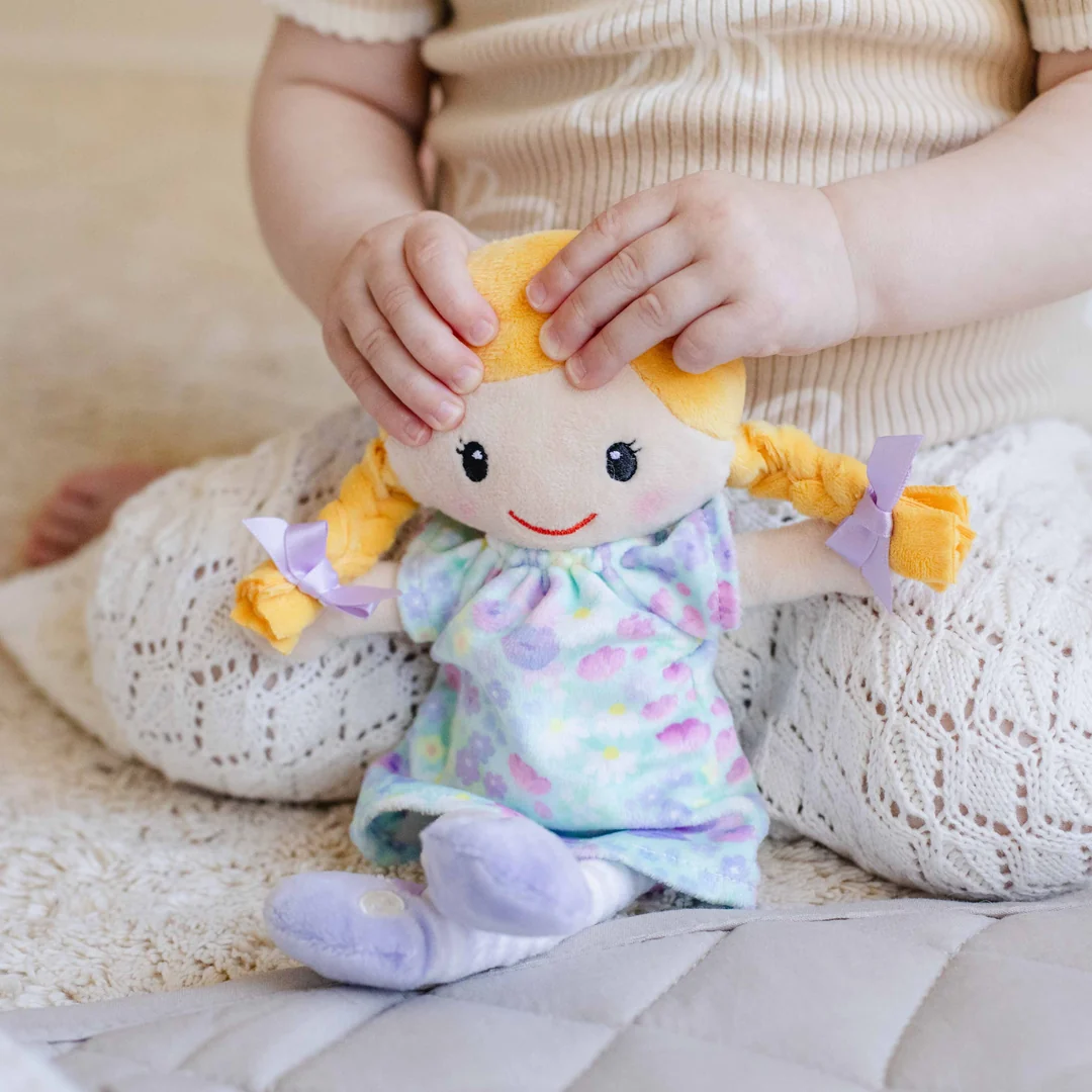 Tiger Tribe Mini Puppe Stoffpuppe Charlie mit Mint Blumen Kleid & Zöpfe Blond