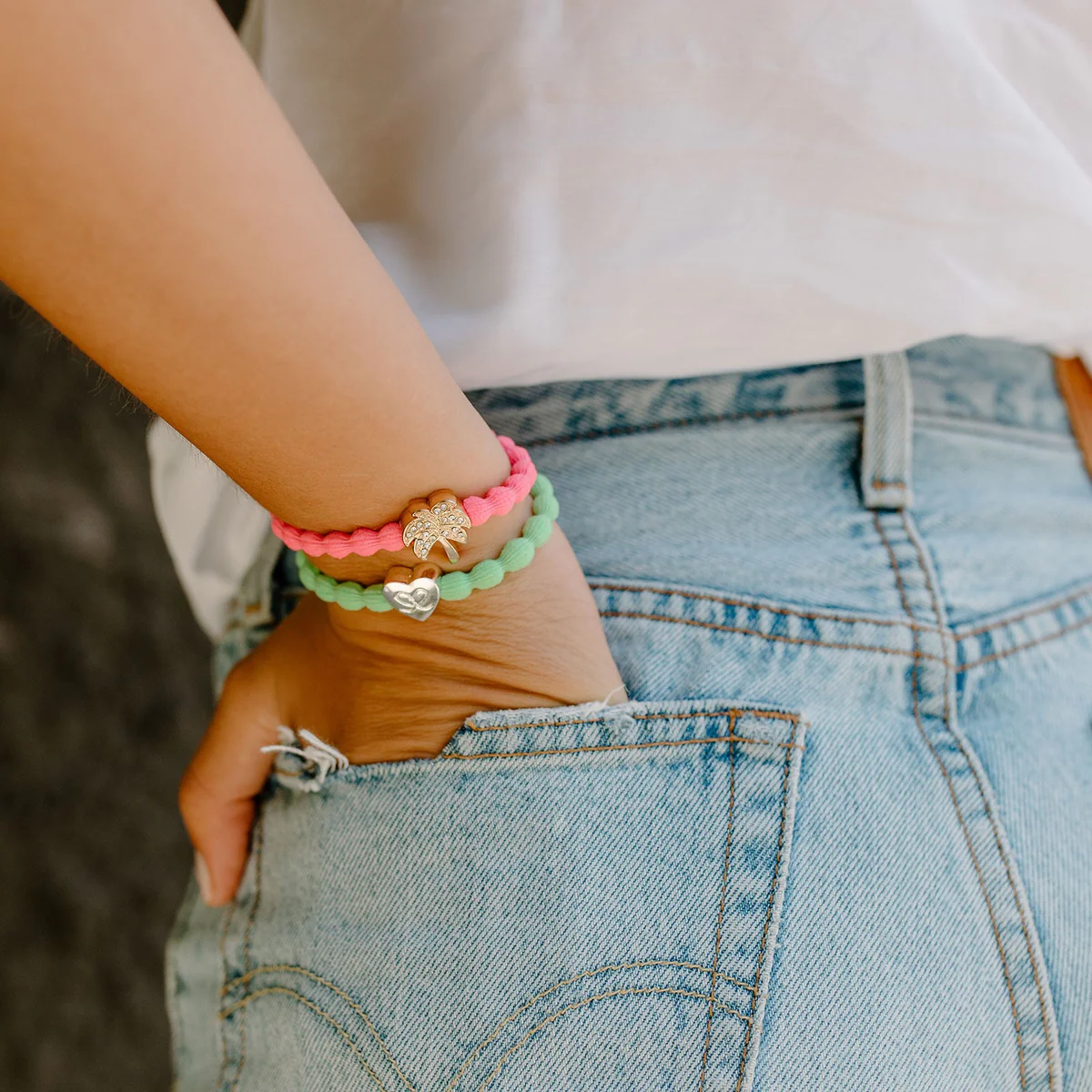 By Eloise Armband/Haargummi mit Charm - Strass-Palme auf Neon Pink By Eloise Armband/Haargummi mit Charm - Strass-Palme auf Neon Pink