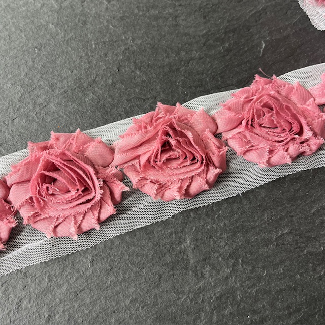 Wowzers Shabby Chic Stoffblume Blüte am Band - Altrosa - 3 Blumen Wowzers Shabby Chic Stoffblume Blüte am Band - Altrosa - 3 Blumen